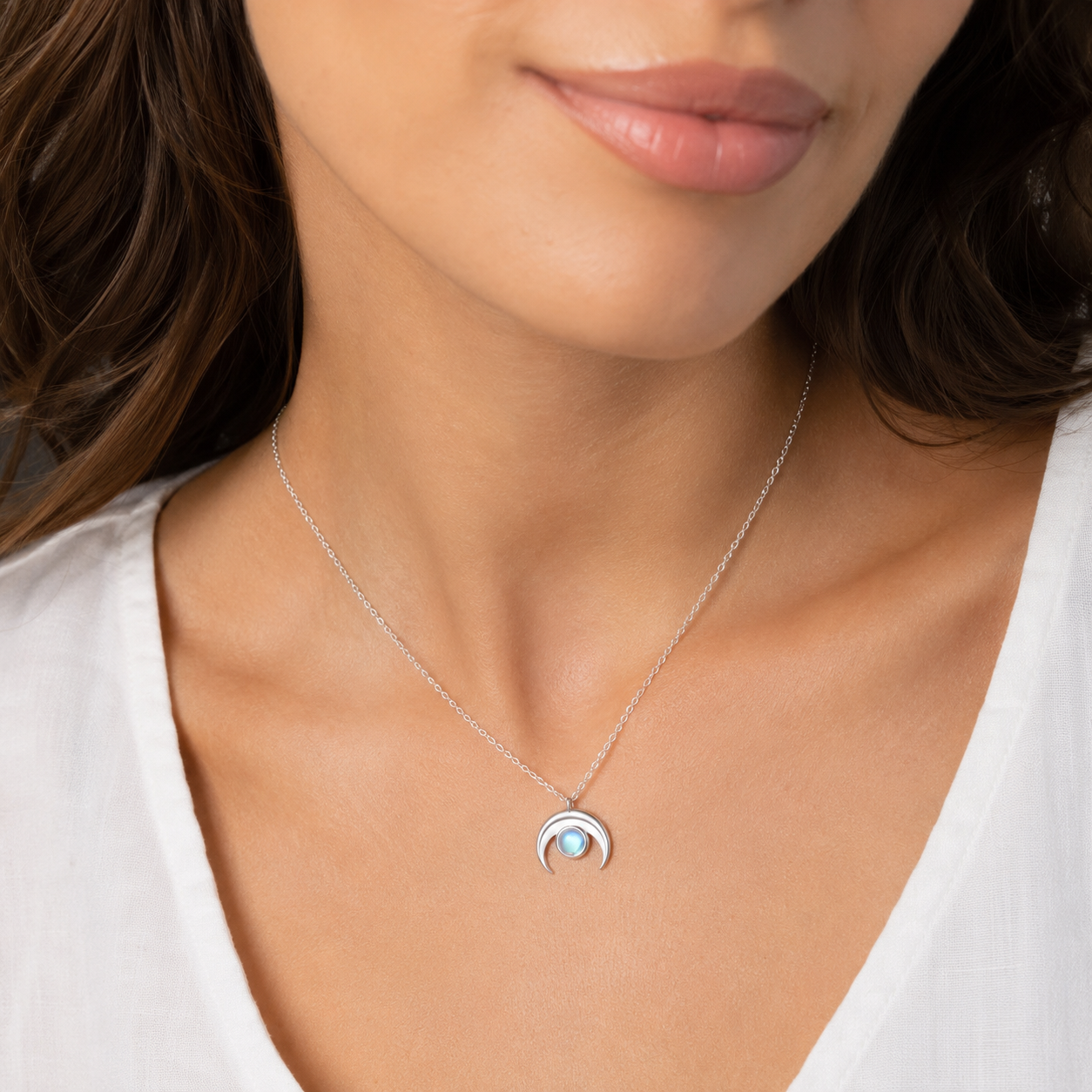 Collier pendentif croissant de pierre de lune